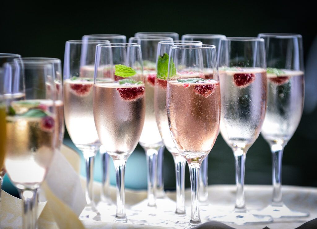 befüllte Sektgläser