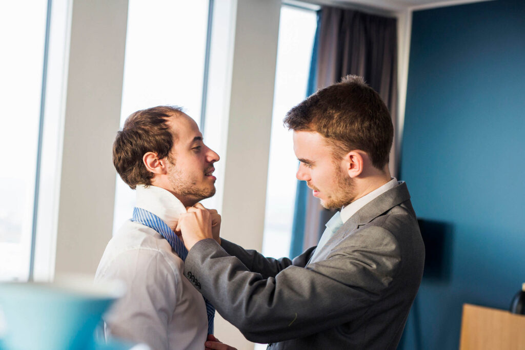 Bräutigam und Trauzeuge machen sich für die Hochzeit fertig
