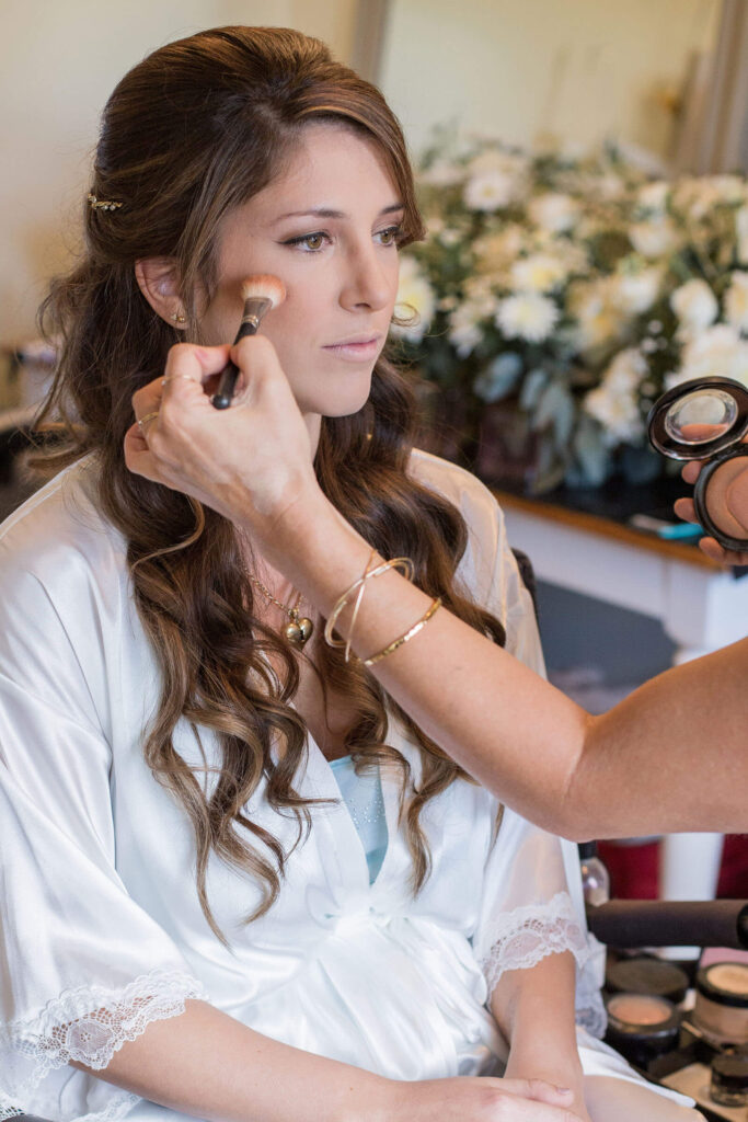 Braut wird geschminkt, Make-up