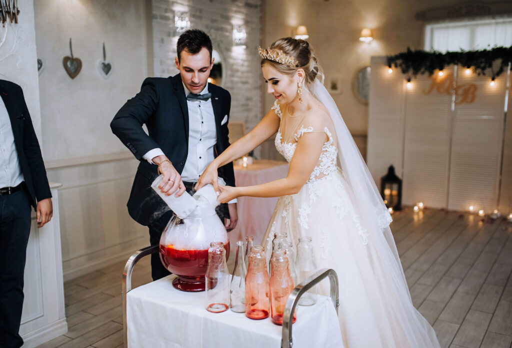 Brautpaar mischt Getränke für die Feier