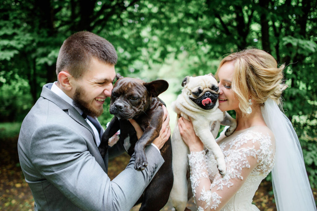 Paar mit 2 Hunden in der Hand