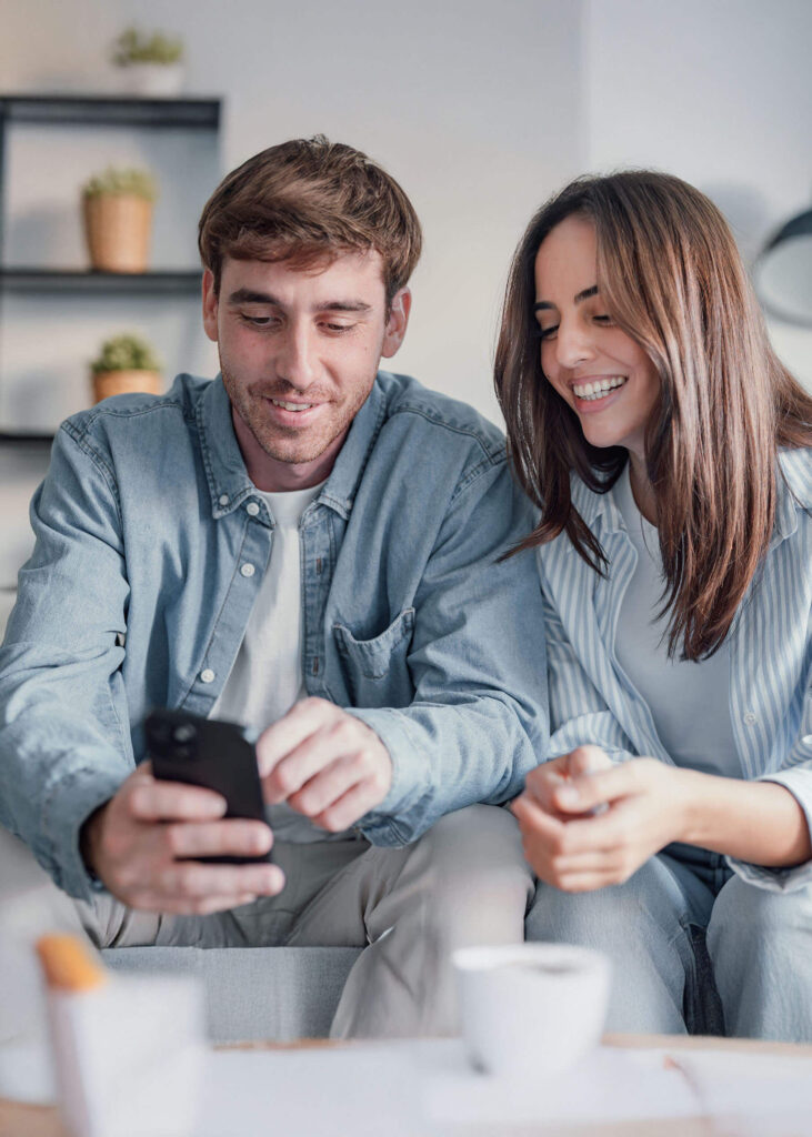 Paar guckt auf das Handy