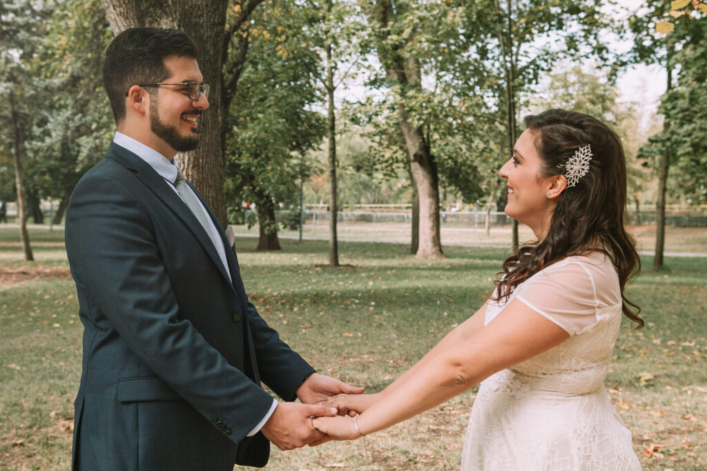 gegenüberstehendes Paar, Händchen haltend