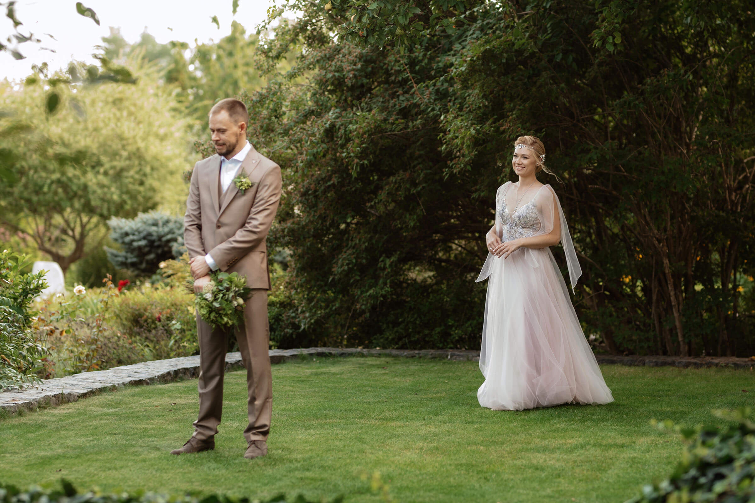 Bräutigam und Braut treffen aufeinander