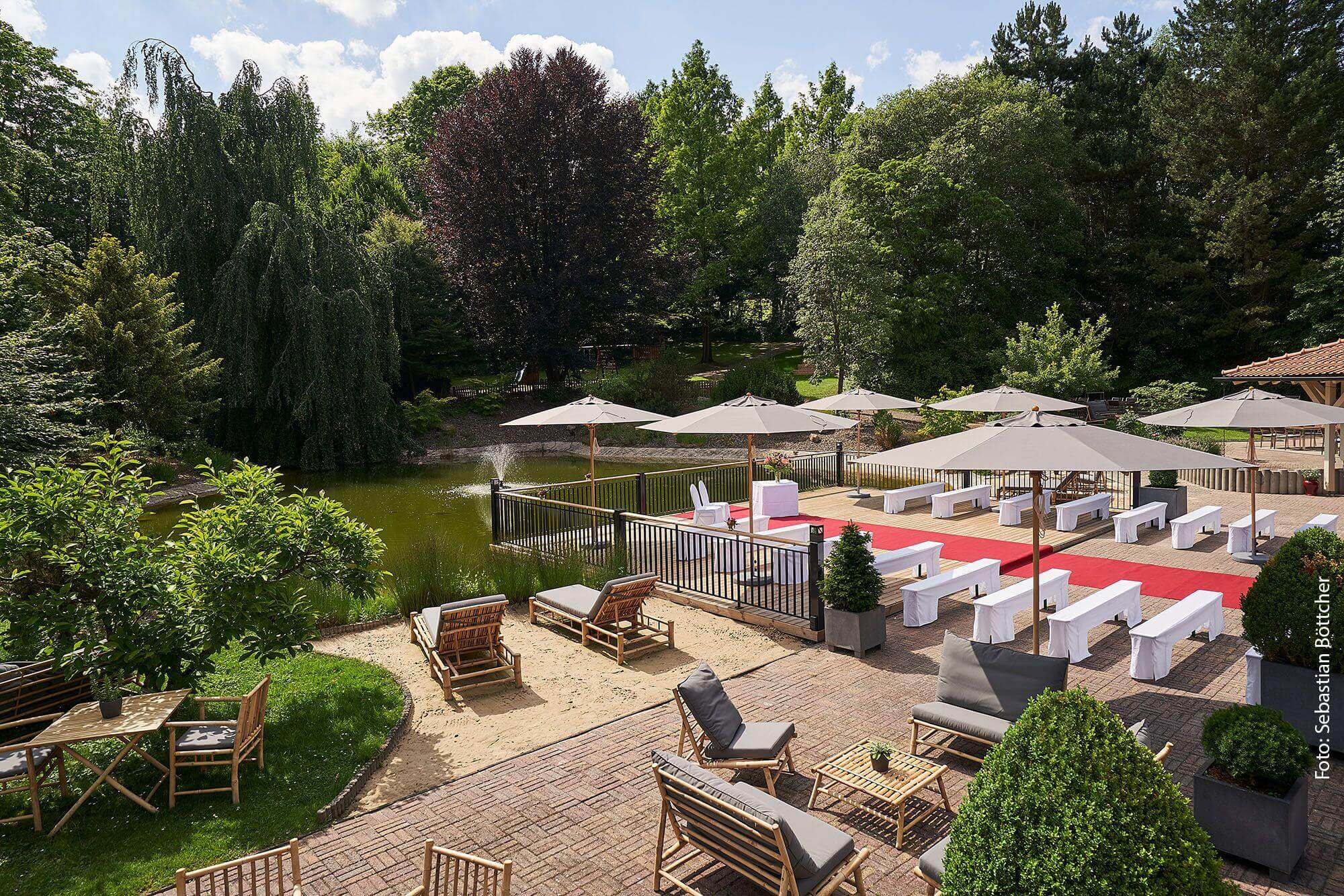 Hochzeitslocation Terrasse am See im Grünen, mit Bänken, Tischen und Liegen