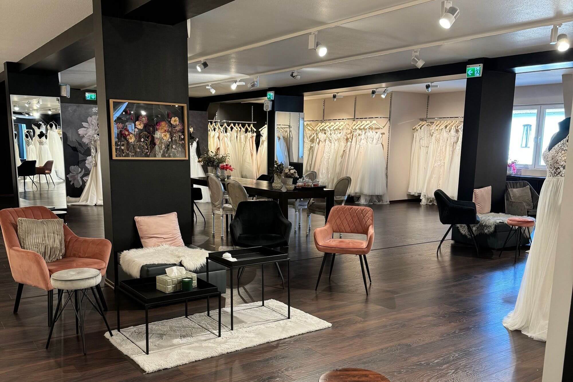 Brautkleiderladen, viele Kleider und Stühlen
