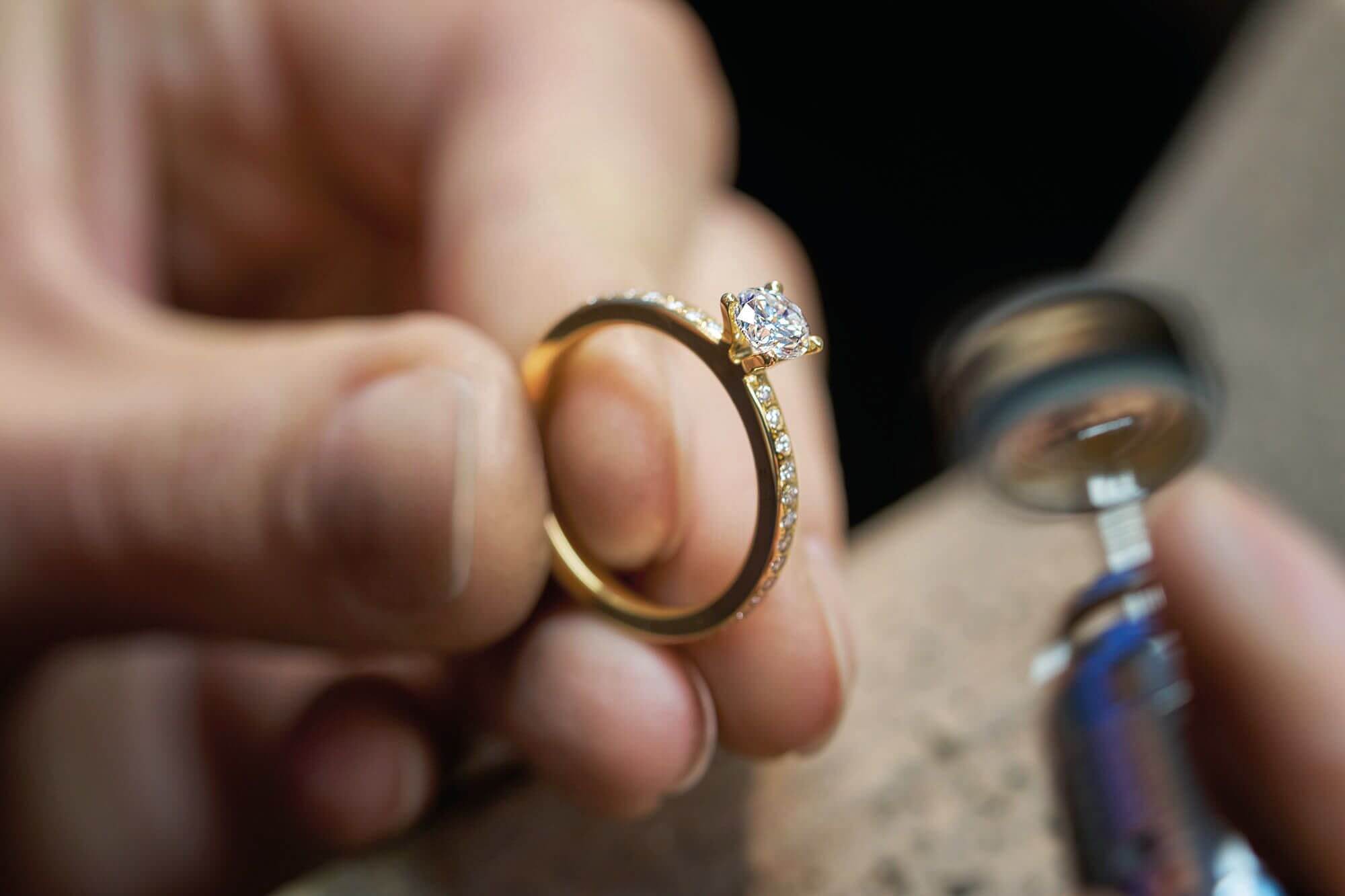 goldener Ring, wird gerade von Goldschmied bearbeitet