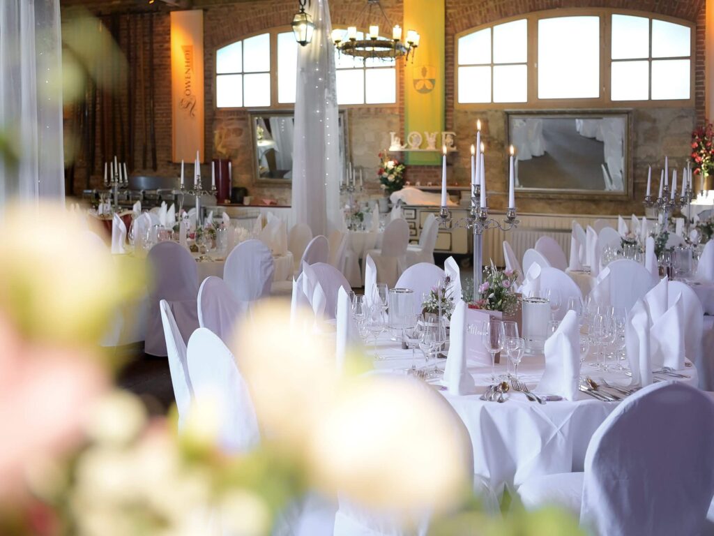 gedeckte Tische im Hochzeitssaal