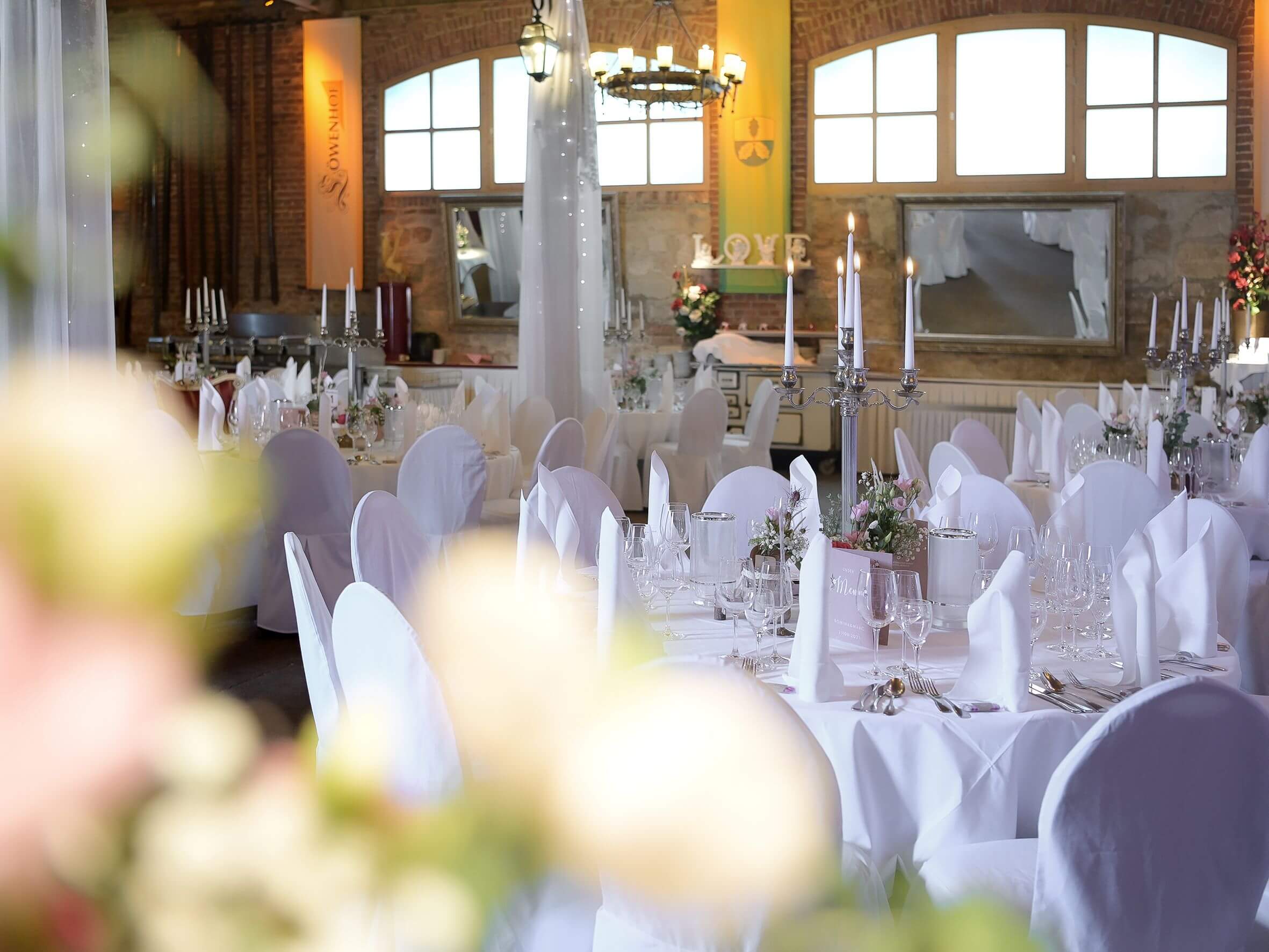 gedeckte Tische im Hochzeitssaal