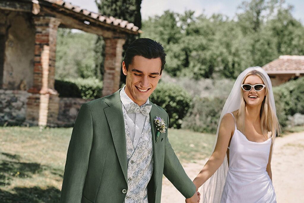 Brautpaar das Händchen hält , draußen in der Natur