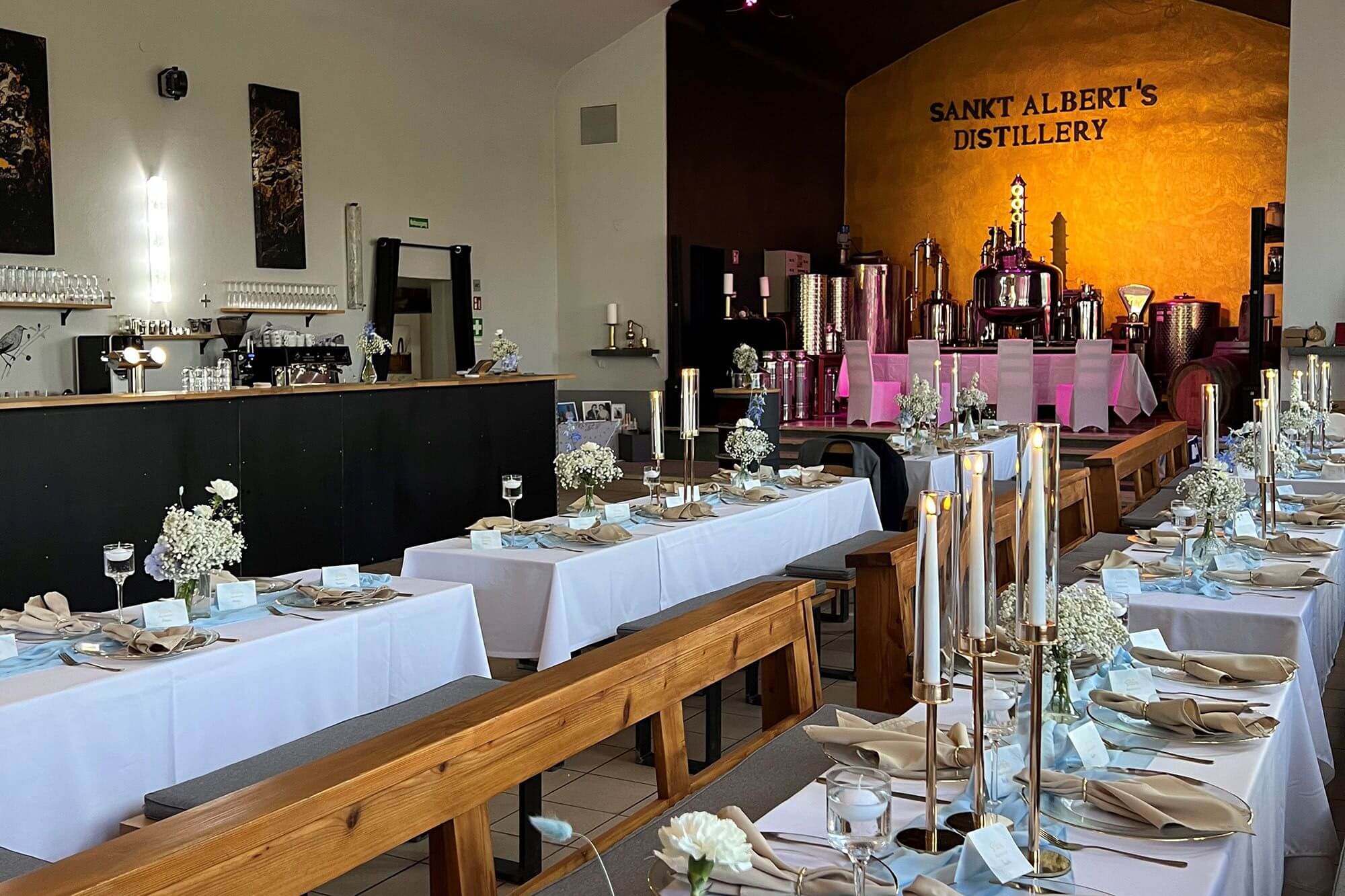 gedeckte Tische mit Bänken