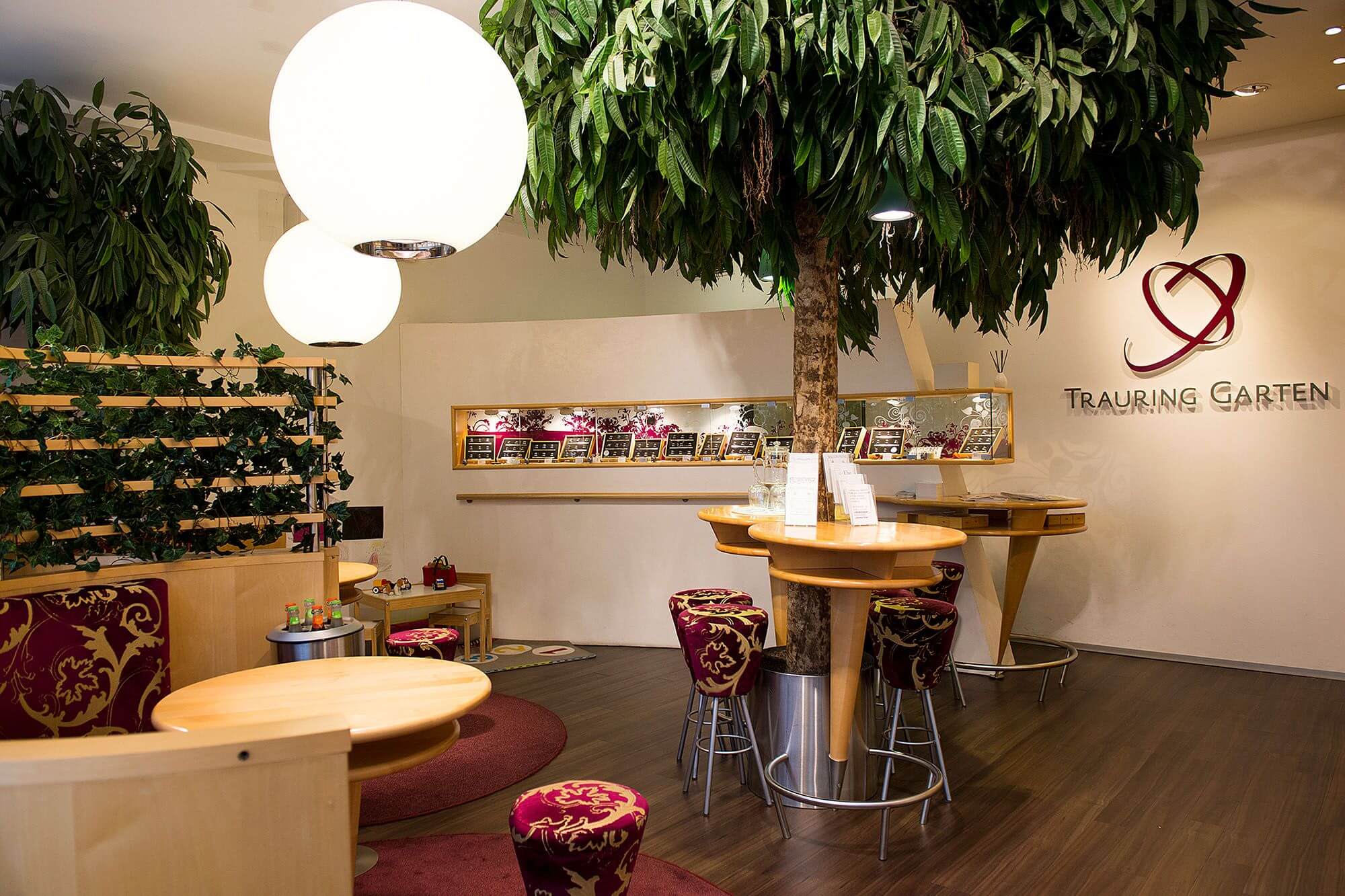 Trauringladen, Tische Stühle und eine Auswahl von Ringen