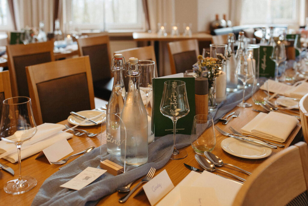 gedeckter Tisch, mit Geschirr und Deko