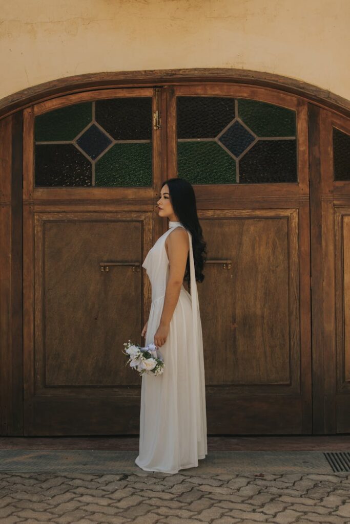 Braut hält einen modernen weißen Brautstrauß in den Händen, Kassel Nordhessen