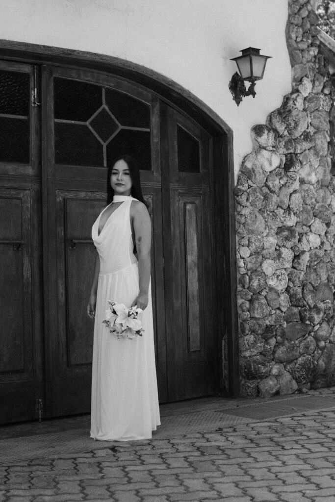 Detailaufnahme eines eleganten Brautstraußes mit weißen Rosen und zarten Eukalyptusblättern.