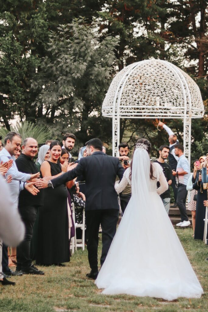 Hochzeitsgäste genießen eine Feier im Garten mit Musik und Spielen.