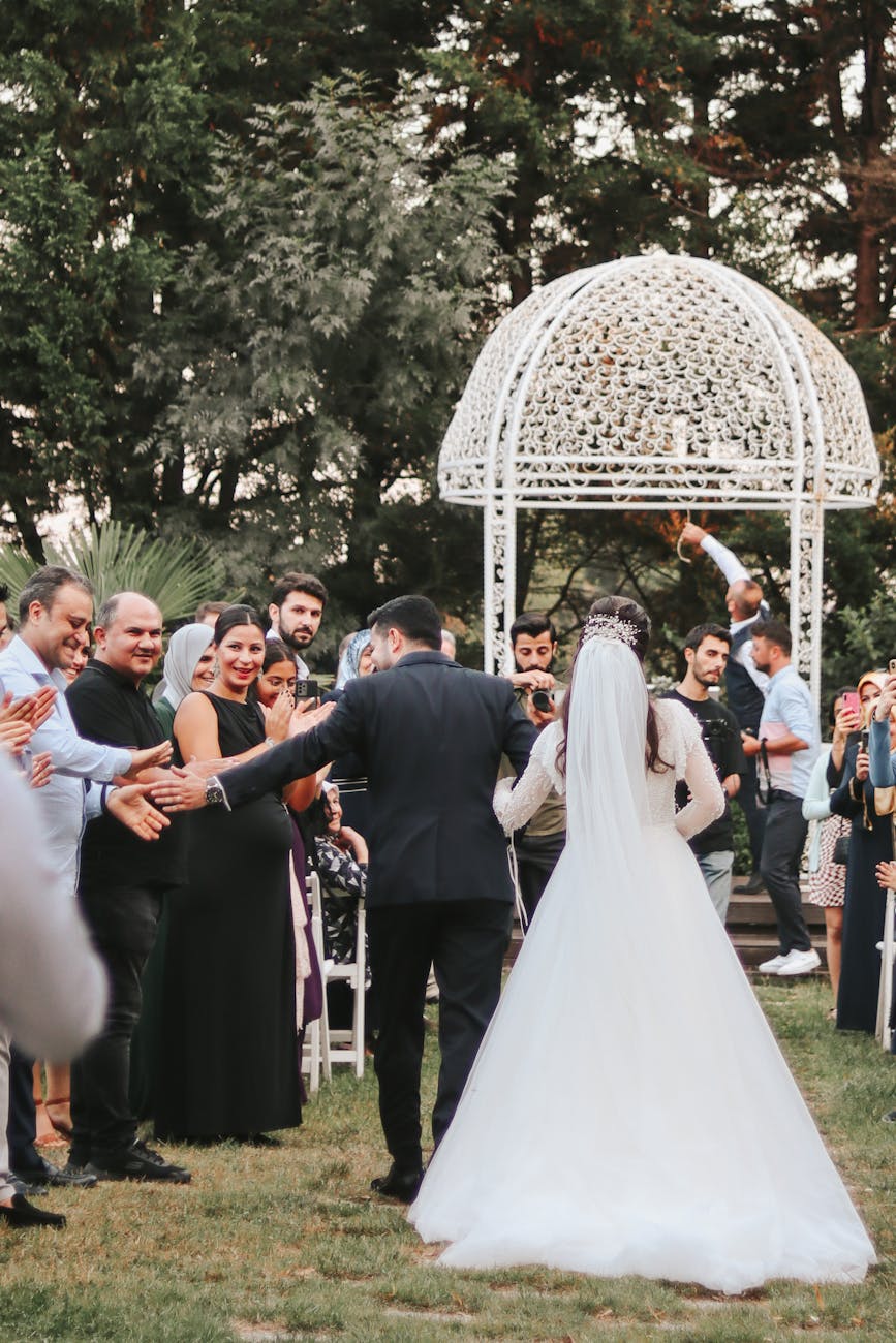Hochzeitsgäste genießen eine Feier im Garten mit Musik und Spielen.