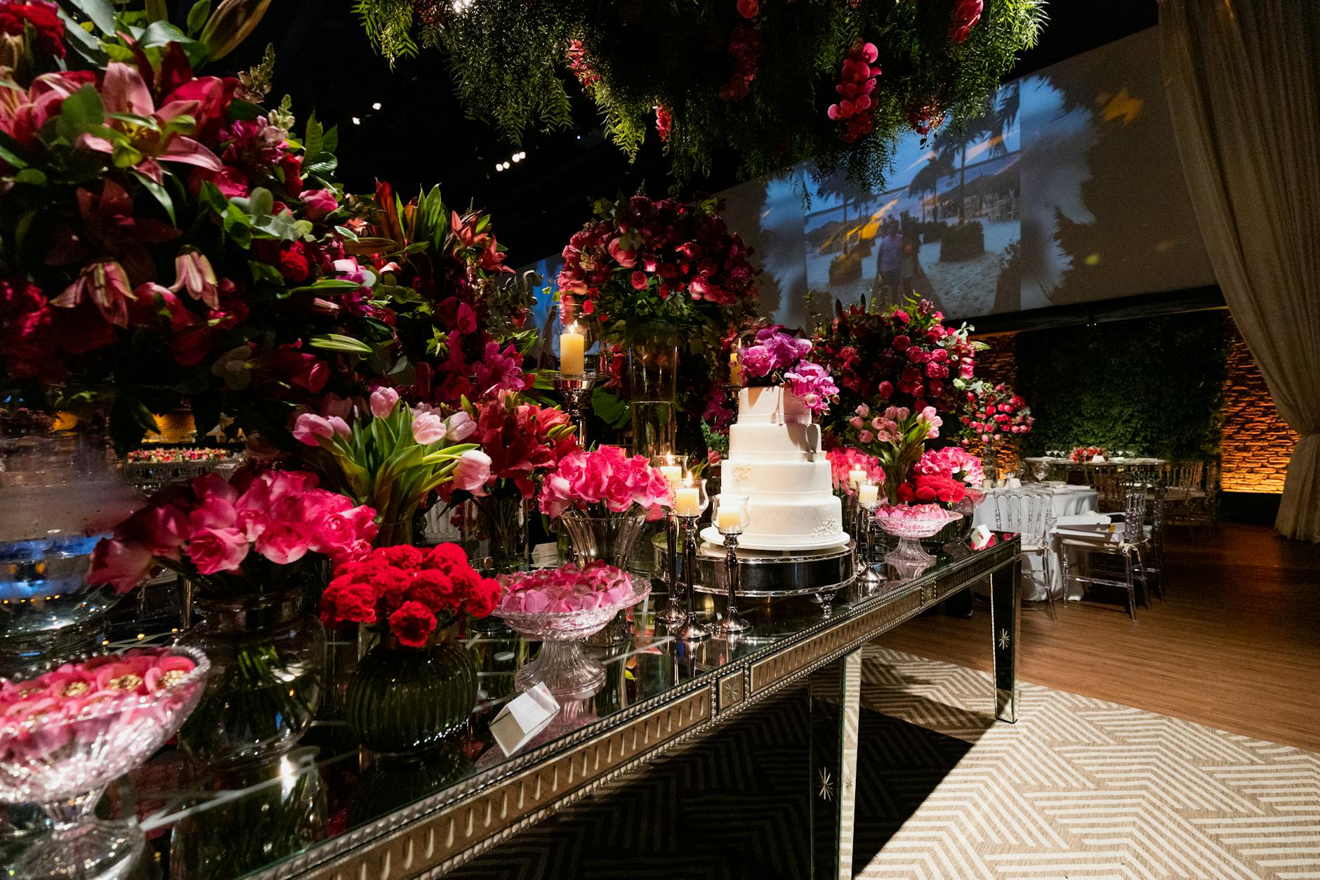 Mehrstöckige Hochzeitstorte mit floraler Dekoration – Symbol für Genuss, Eleganz und Liebe am großen Tag.