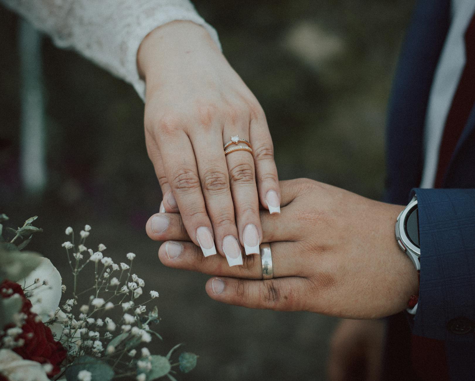 Braut Hände mit eleganter Nagelmodellage – Naked Nails Trend