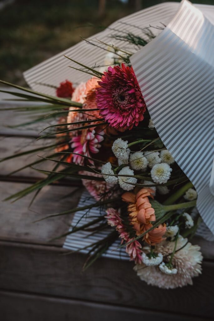 Blumendekoration mit Papierblüten – kreative Idee für Geldgeschenke zur Hochzeit.