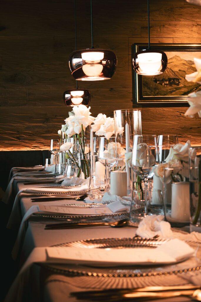 Elegante Hochzeitstafel mit floraler Dekoration – stimmungsvolle Kulisse für die Torte.