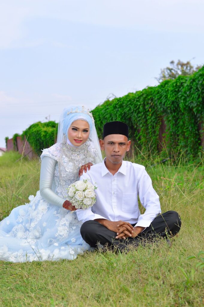 Braut mit elegantem Brautstrauß in Weiß und Rosé – Symbol für zeitlose Liebe.