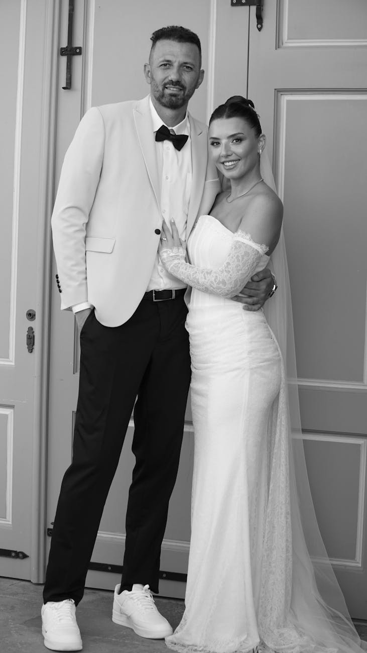 Schwarzweiß-Hochzeitsporträt eines Brautpaares – Symbol für ewige Liebe und Hochzeitswünsche.
