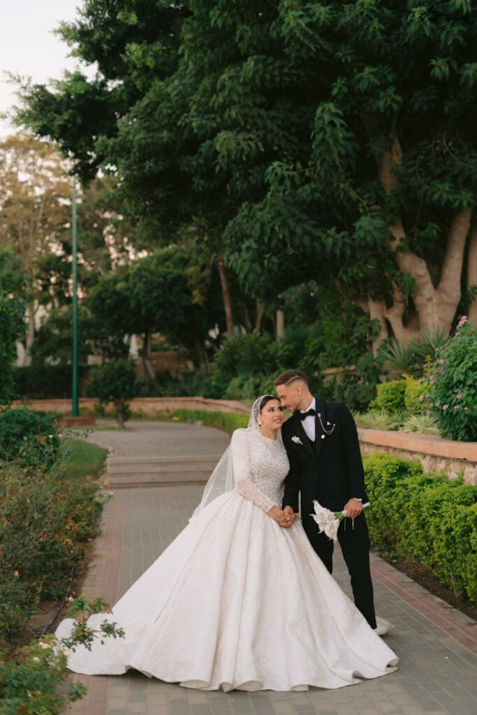 Romantisches Hochzeitsporträt im Freien mit Braut und Bräutigam in Gartenkulisse.
