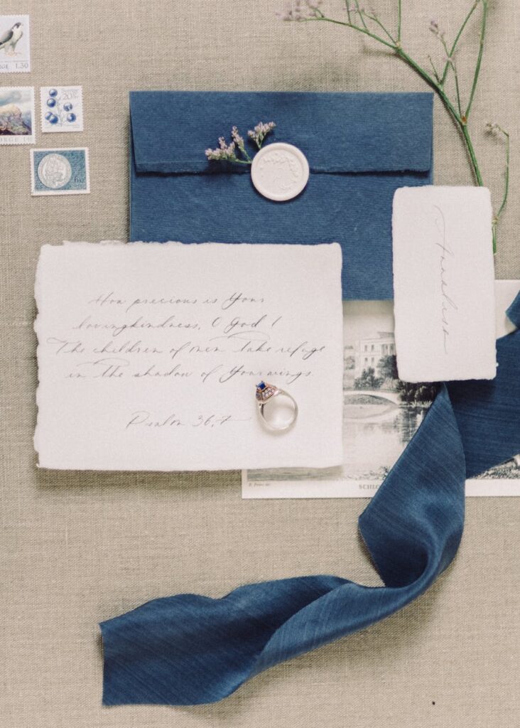 Handgeschriebene Glückwunschkarte zur Hochzeit auf zartem Stoffhintergrund – stilvoll und natürlich.