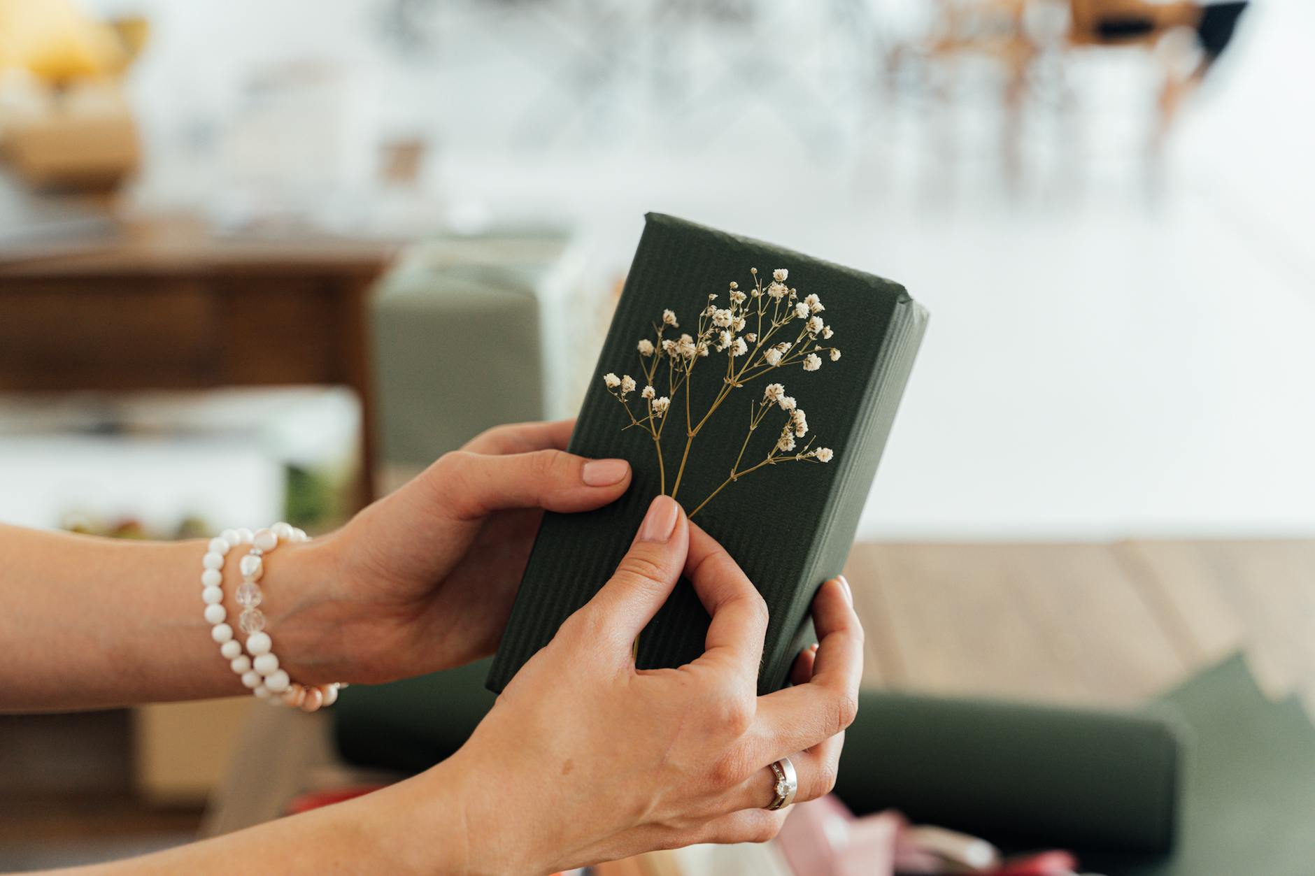 Liebevoll verpacktes Hochzeitsgeschenk mit Schleife und Blumen – Symbol für Kreativität und Wertschätzung.