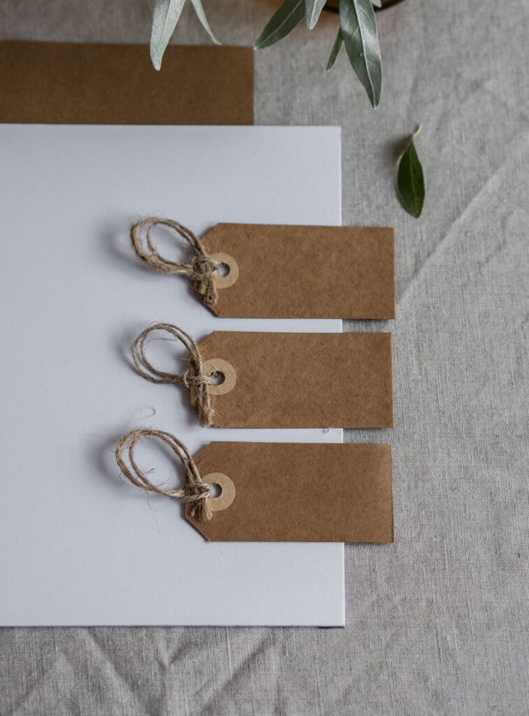 Geschenkidee mit Etiketten und Anhängern – liebevolle Gestaltung für Hochzeitsgeschenke.